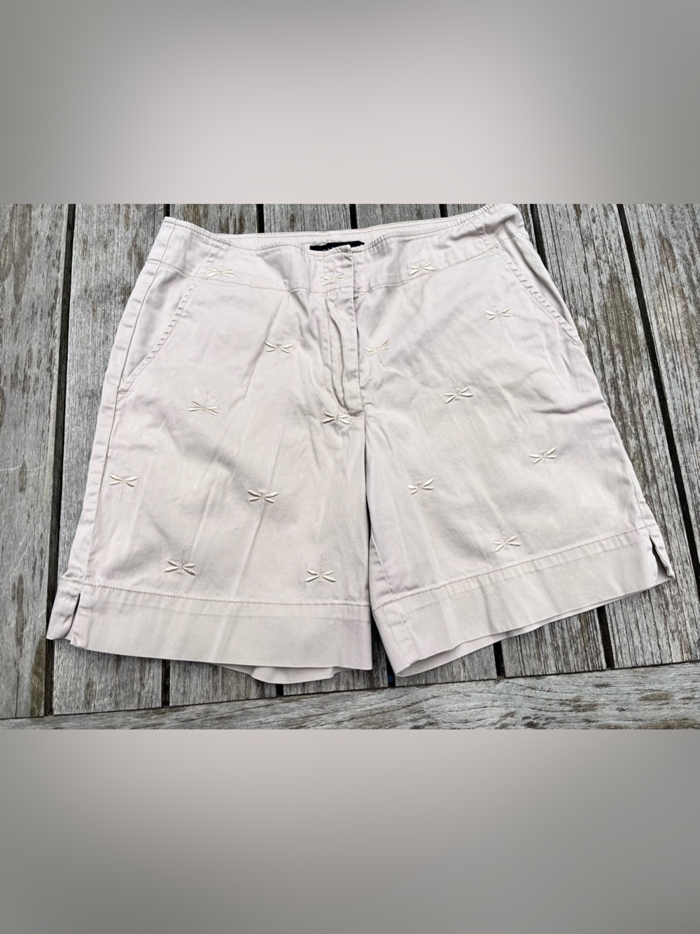 TALBOTS. LIGHT KAKHI SHORTS SIZE 6 DRAGONFLY MOTIF